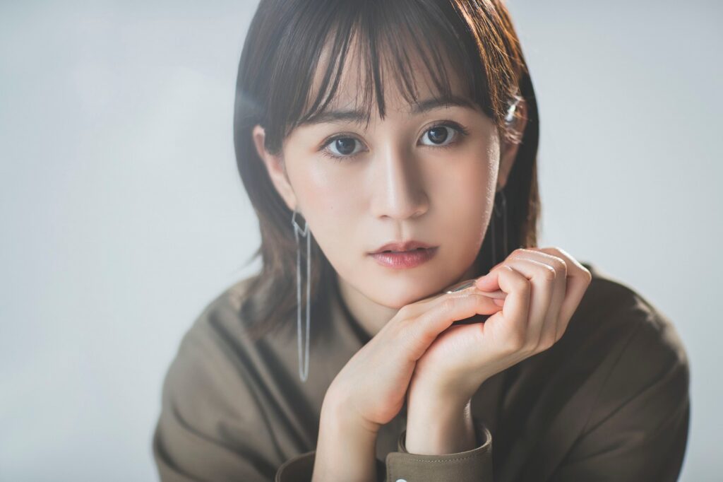 手と一緒に写っている女性の写真