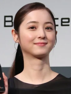 女性の笑顔の写真