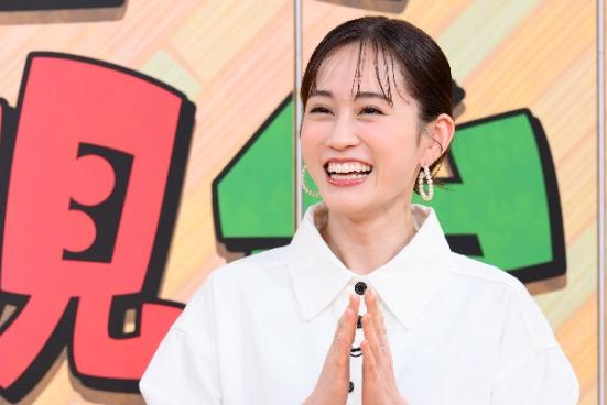 前田敦子が手を合わせる