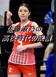 右手を挙げた女性