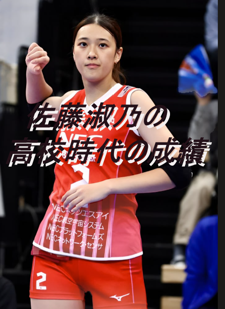 右手を挙げた女性